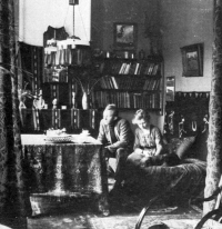 Dijkstra en zijn vrouw in hun huiskamer in Groningen, Grote Spilsluizen 1e Drift 3a (ca. 1924)