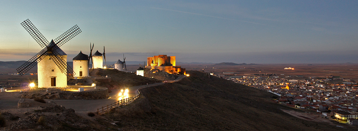 Molinos y castiellu de Consuegra de nueche.