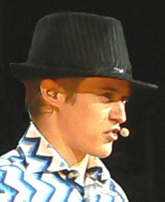 Lucas Grabeel laulamassa "Bop to the Top" High School Musical: The Concert -kiertueella.