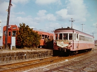 野口駅で別府鉄道野口線（右）と接続する 高砂線の列車（1984年1月、野口駅）