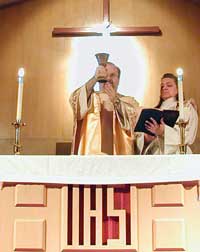 A Methodist minister elevates the Chalice