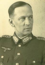 Schwarzweißphotographie von Henning von Thadden in Uniform