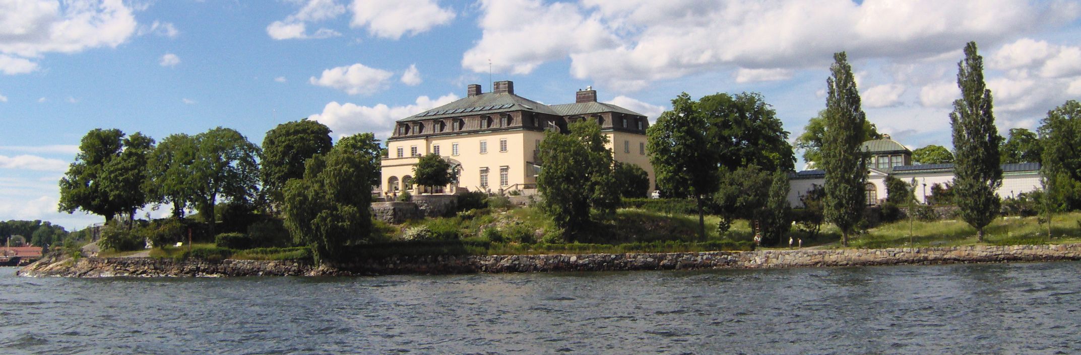 Panoramic view of the mansion and the gardens.