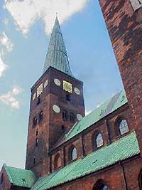 Domkyrkan från söder. Här syns att domkyrkan är en basilika (fönster över sidoskeppen).