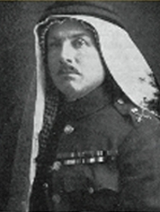 photographie en noir et blanc d’un homme moustachu portant un uniforme militaire et une ghutra