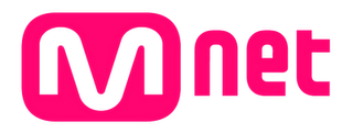 Imagen que muestra el logo de Mnet media. Se compone de una "M" mayúscula que se dibuja con la transparencia de un globo rosa, la región transparente tiene bordes suaves y grosor ancho. Le sigue la cadena "net" en minúscula con un formato simple. Todas las letras están en color rosa, excepto la M que no tiene color.