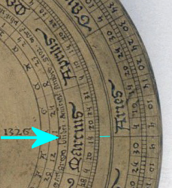 Détail du dos de l'astrolabe de Chaucer de 1326.