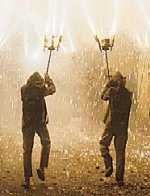 Dos bailarines de Ball de diables llevando fuegos artificiales.