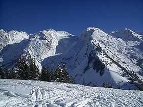 La Roualle (centre droit) vue du nord-ouest depuis le haut des Confins (La Clusaz)