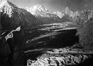 Von Urdokas auf der Südseite des Gletschers geht der Blick stromaufwärts zu Broad Peak (links) und Gasherbrum IV (rechts)