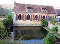 Haus La Comédie mit dem Waschhaus davor