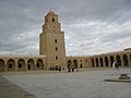 La Grande Moschea di Sīdī ʿOqba e il suo imponente minareto