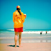 Une sauveteuse surveille la plage de Bondi Beach.