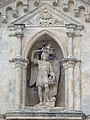 Statue de l'archange Michel au-dessus de l'entrée principale.