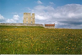 Scarborough Castle met de donjon, de courtine en de master gunner's house