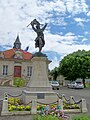 Le monument aux morts devant la mairie.