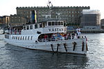 M/S Västan framför Kungliga Slottet i Stockholm.