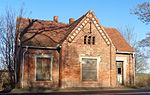 Verfallenes Chausseehaus mit Biberschwänzen an der B 191 in Mecklenburg