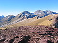 Grès rouge au sommet du pic La Mota qui domine le plateau et la sierra de Liena ; au loin, les sommets du cirque