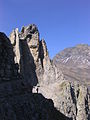 Sur les éperons granitiques de la falaise sud, au pied des aiguilles de calcaire dévonien ; à droite, le pic de la Munia