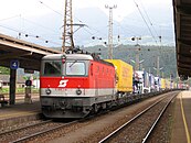 Die 1044 060 der ÖBB als Schie­be­lok hin­ter einer „Rol­len­den Land­stra­ße“ auf der Tauern­bahn in Spit­tal-Mill­stät­ter­see