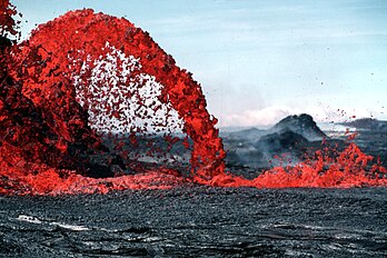 Fontaine de lave pāhoehoe, à Hawaï. (définition réelle 3 072 × 2 048)