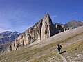 Punta d'Espluca Ruego qui domine le plateau de Liena où on repère la trace du chemin des mines avant sa traversée du cirque, à droite