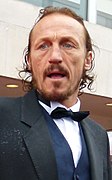 Jerome Flynn interprète Bronn.