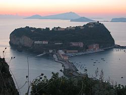 Ostrůvek Nisida u pobřeží mezi Pozzuoli a Neapolí, na obzoru ostrov Ischia