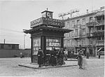 «Tyrihans-kiosk» på Bragernes torg i Drammen på 1920- eller 1930-tallet. Utallige varianter av Narvesenkiosker har preget jernbanestasjoner, byer og tettsteder i Norge. «Tyrihans» ble tegnet av arkitektene Carl Buch og Lorentz Harboe Ree. Foto: Riksarkivet