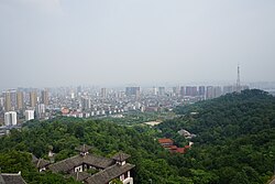 Isang tanawin ng sentro ng Ezhou (Distrito ng Echeng) mula sa tuktok ng Toreng Wuchang, West Hill