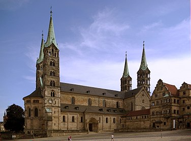 Catedral de Bamberg, Alemanha, tem uma torre em cada canto, todas encimadas por coruchéus que se erguem a partir dos gabletes e são conhecidos como rhenish helms.