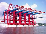 Kontainerkranar lastade för leverans till Hamburg på det egna specialfraktfartyget Zhen Hua 20, 2007