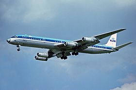 Un DC-8 de la KLM à l'atterrissage à l'aéroport d'Heathrow, en Angleterre, en avril 1978.