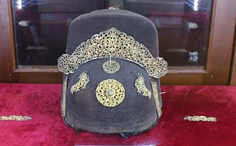 19th century Phốc Đầu cap, with ornamented gold Kim Bác Sơn