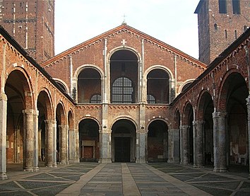 O átrio românico da Basílica de Sant'Ambrogio, em Milão