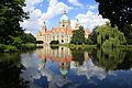 Spiegelungen ergänzen das Objekt (Neues Rathaus in Hannover)