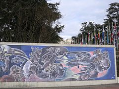 Partie droite de la fresque de Hans Erni sur le mur d'enceinte du Palais des Nations Unies, du côté de la place des Nations à Genève.