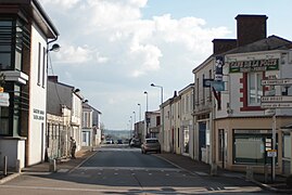 Photo datant de 2013 représentant la route de Vallet vue de l'église présentant le même cadrage qu'en 1910