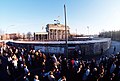 Berlineses orientales cruzan hacia el oeste, cerca de la Puerta de Brandeburgo, el 1 de diciembre de 1989.