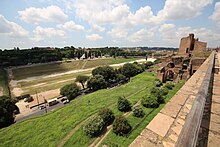 Vue de ruines et sur la gauche vestiges d'un cirque