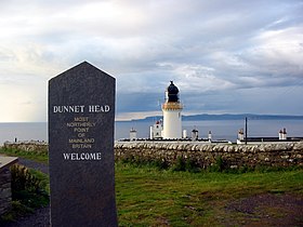 Stèle devant le phare à Easter Point avec les Orcades au dernier plan.