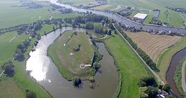 Het fort Waver-Amstel met de huizen van Nessersluis langs de Amstel, geheel rechts nog een stukje van de Waver