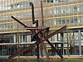 Skulptur Galileo von Mark di Suvero auf dem Piano-See am Atrium Tower