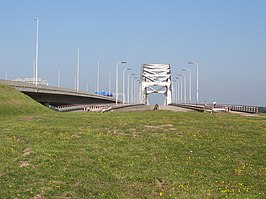 De oude Lekbrug van de A2 bij Vianen (midden) en de nieuwe (links)