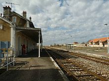 L'intérieur de la gare avec les voies, les quais et le bâtiment voyageurs