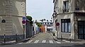 La rue des Lilas, vue sud depuis de la rue de Mouzaïa.