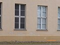 Links rekonstruiertes Blindfenster der Zeit um 1800 am Schloss Paretz (2015)