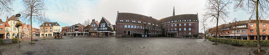 Panorama marktplein met raadhuis