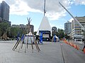 Installations du Festival Présence autochtone de Montréal sur la Place des festivals, en août 2010